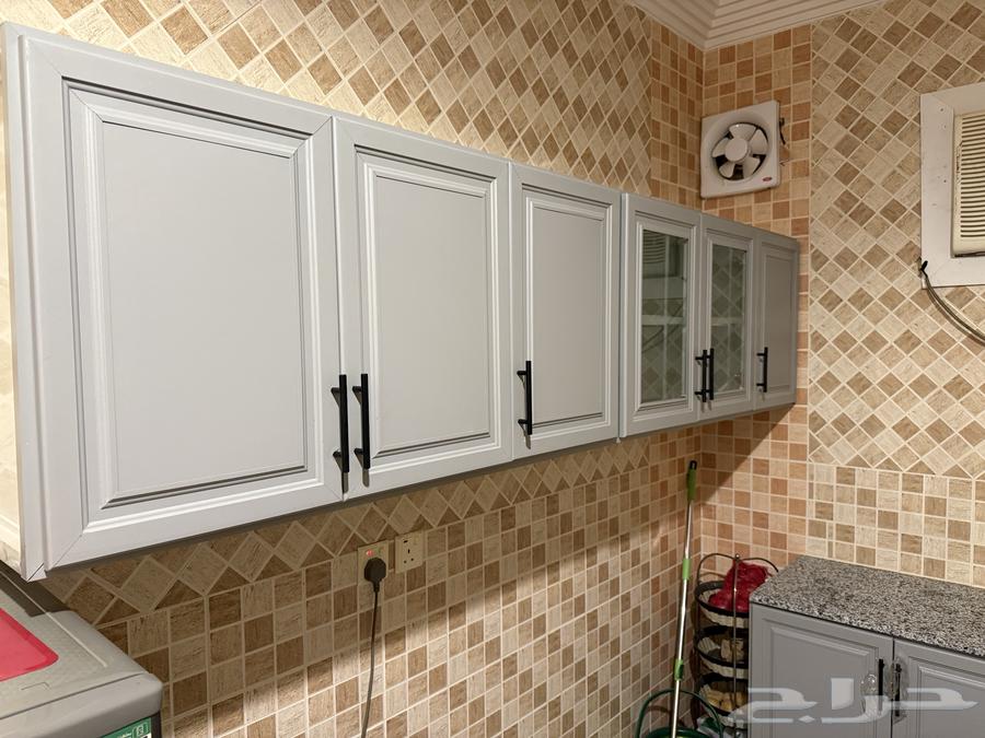 دواليب مطبخ للبيع شبه جديده استخدام بسيط مع الخلاط63786958431875111