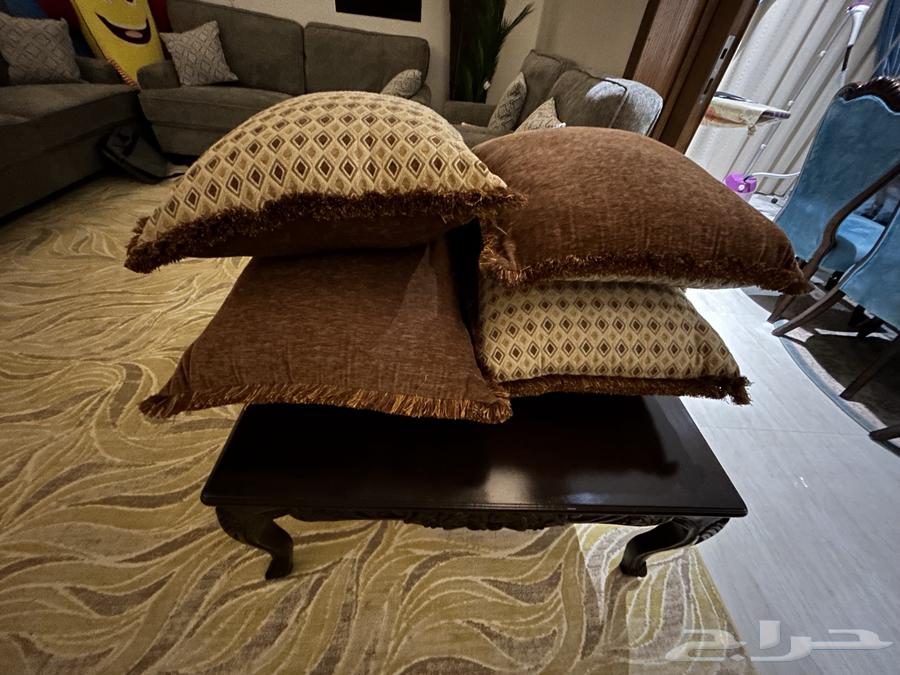 Back cushions and two tables63784801948161110