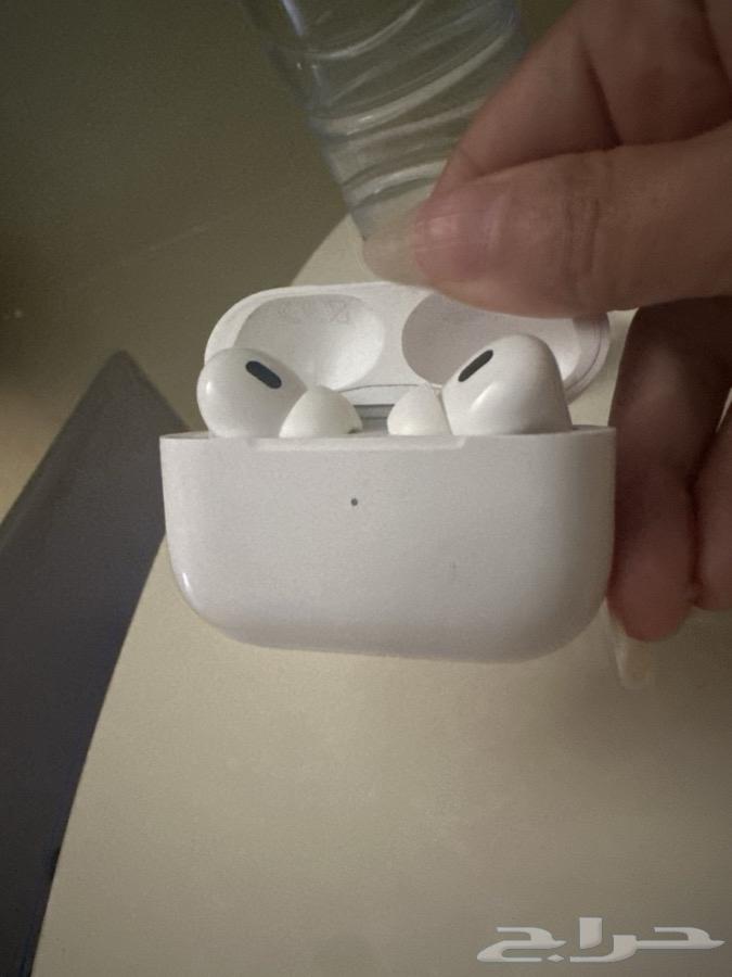 Apple earphones, I swear they're from the company itself, bought them for a thousand riyals63782099248258110