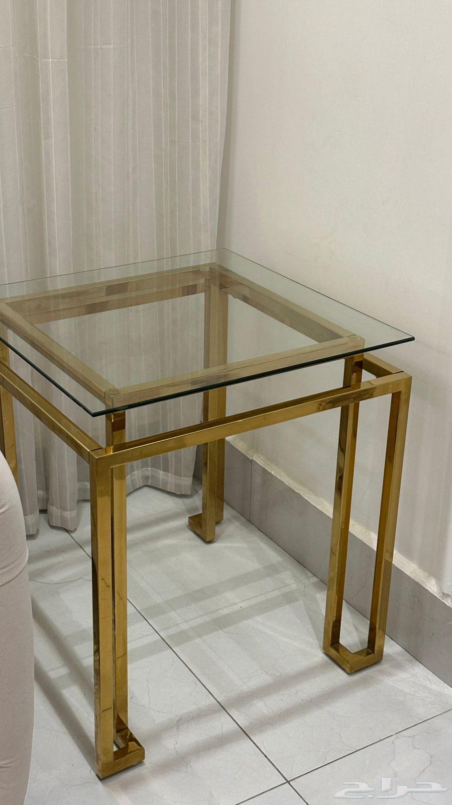 2 side tables and 2 chairs, used in good condition63781498421761112