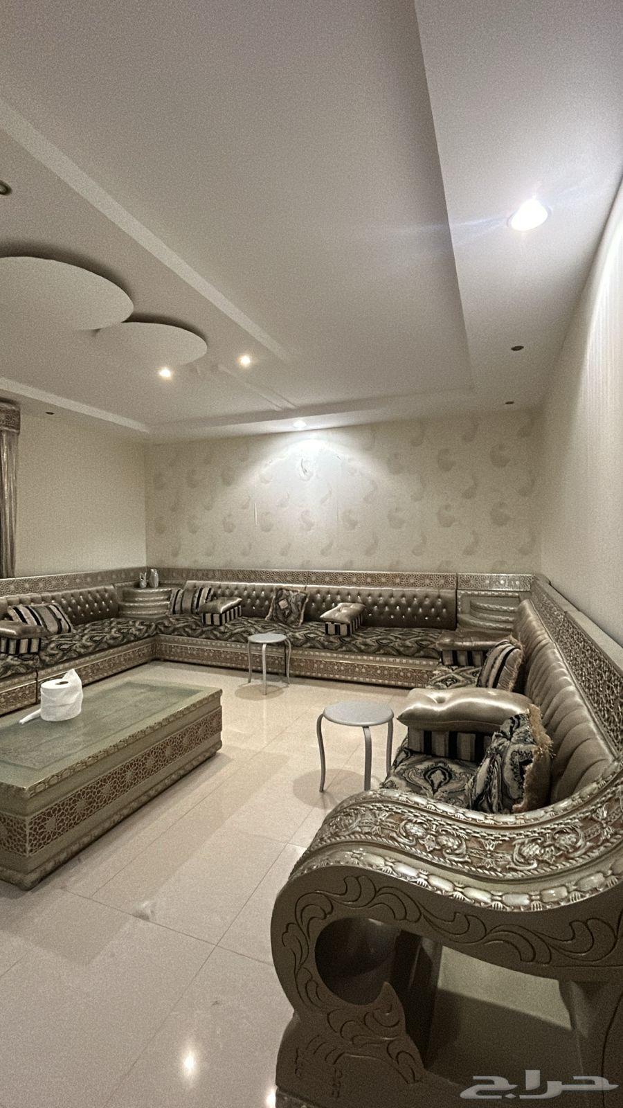 كنب متصل نضيف جدا  خالي من القطع والخدش مع طاوله كبيره زجاجي63784802152322111