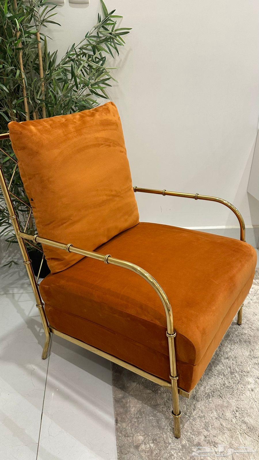 2 side tables and 2 chairs, used in good condition63781498421761114