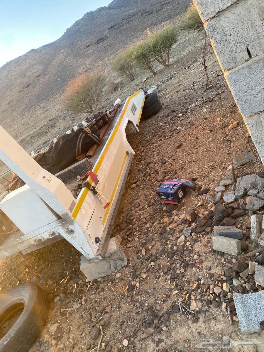 The flatbed truck is preferred over the 10-ton crane63613362222209110