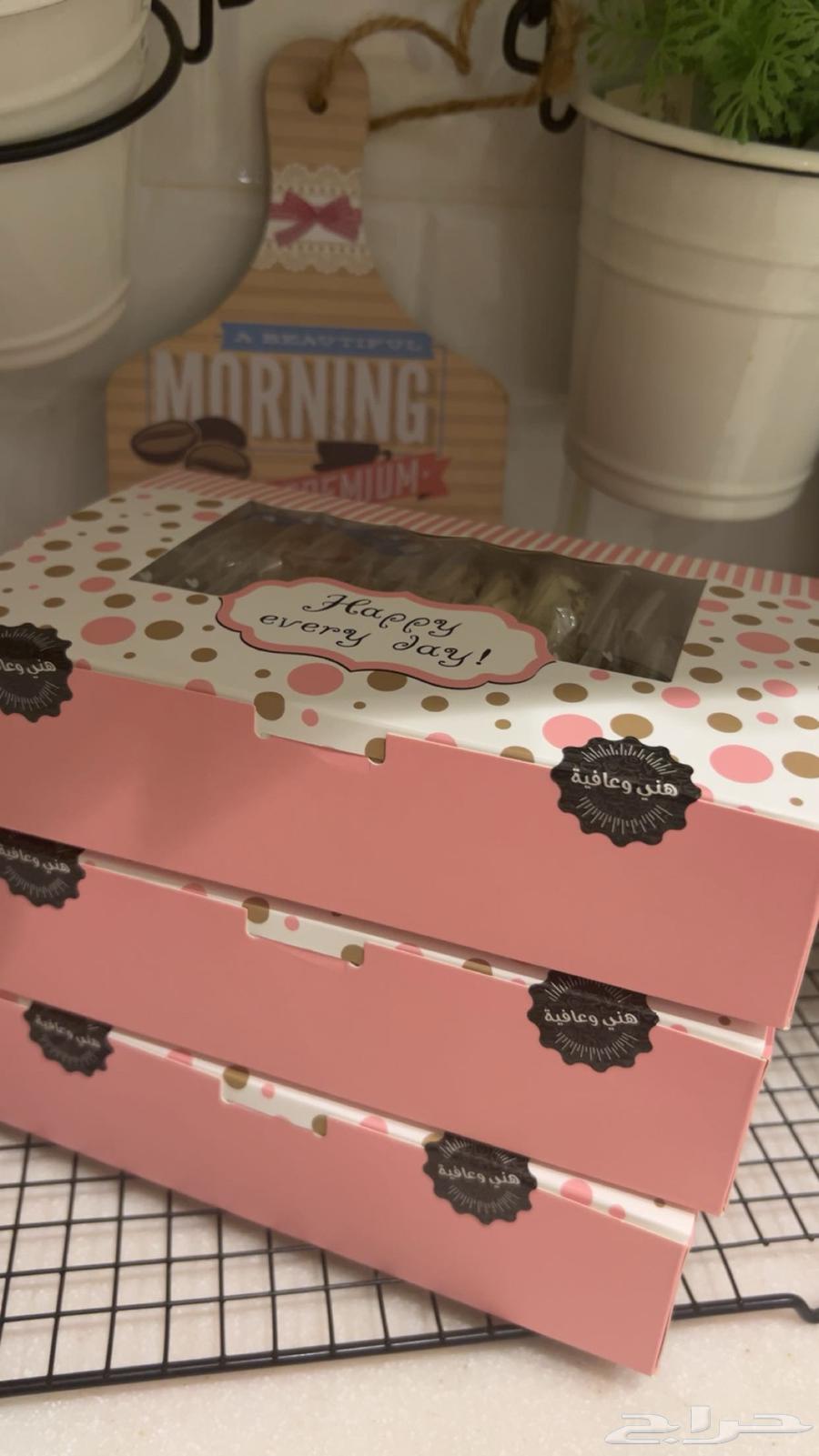 We have date-filled pastries, tobacco, and oat boxes for 35 SAR, each containing 30 pieces63790423335043112