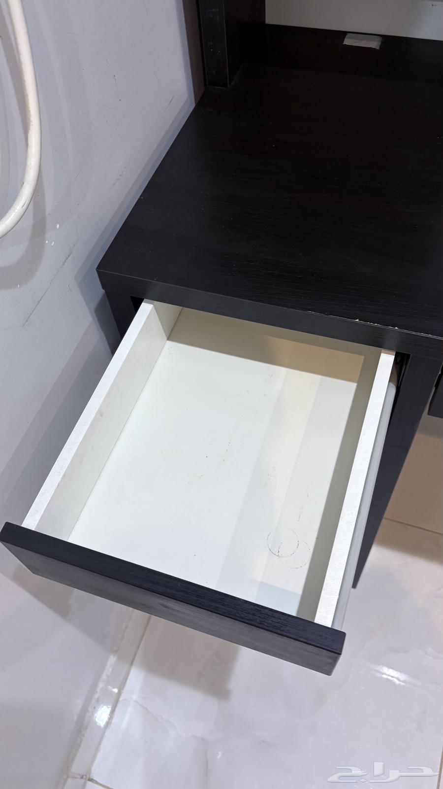 طاوله مكتب من ايكيا وكرسي للبيع63793772435586113