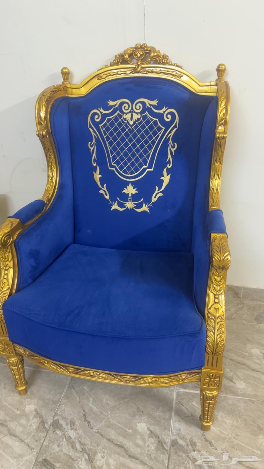 كنب كلاسيكي نظيف جدا مع 4 طاولات63789895638018110