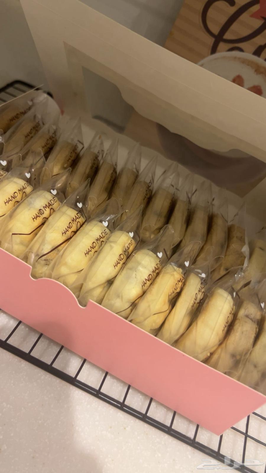 We have date-filled pastries, tobacco, and oat boxes for 35 SAR, each containing 30 pieces63790423335043110