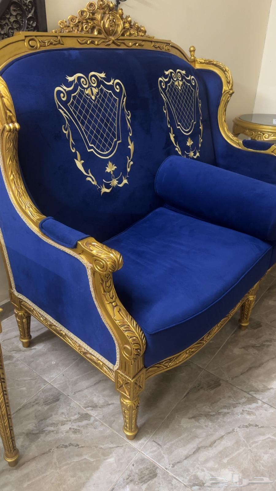 كنب كلاسيكي نظيف جدا مع 4 طاولات63789895638018113
