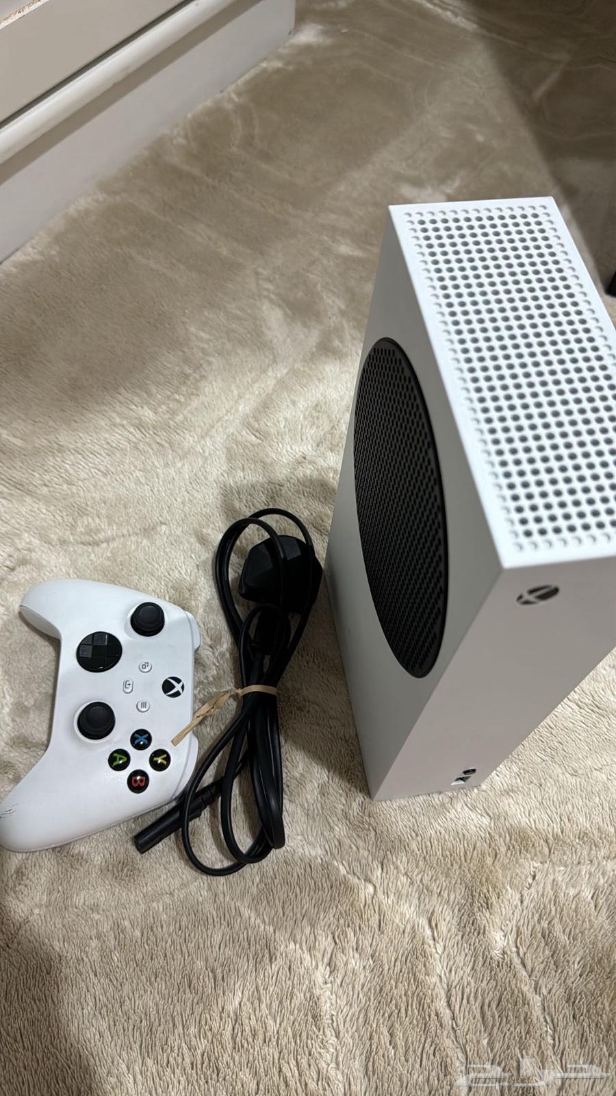 Xbox Series S, almost new with invoice63797997642881110