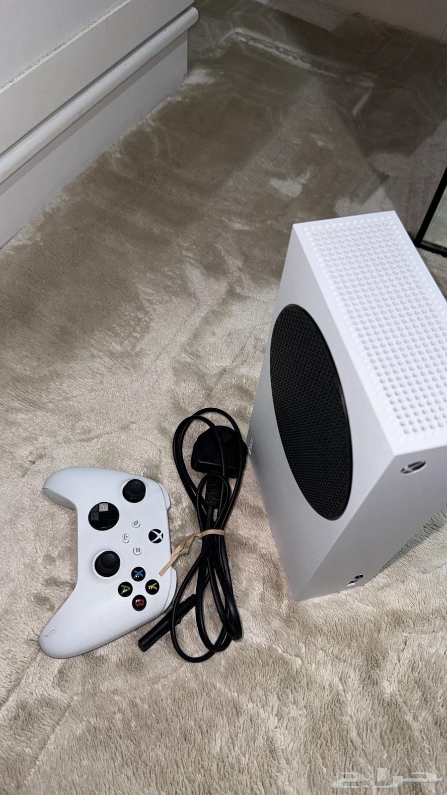 Xbox Series S, almost new with invoice63797997642881111