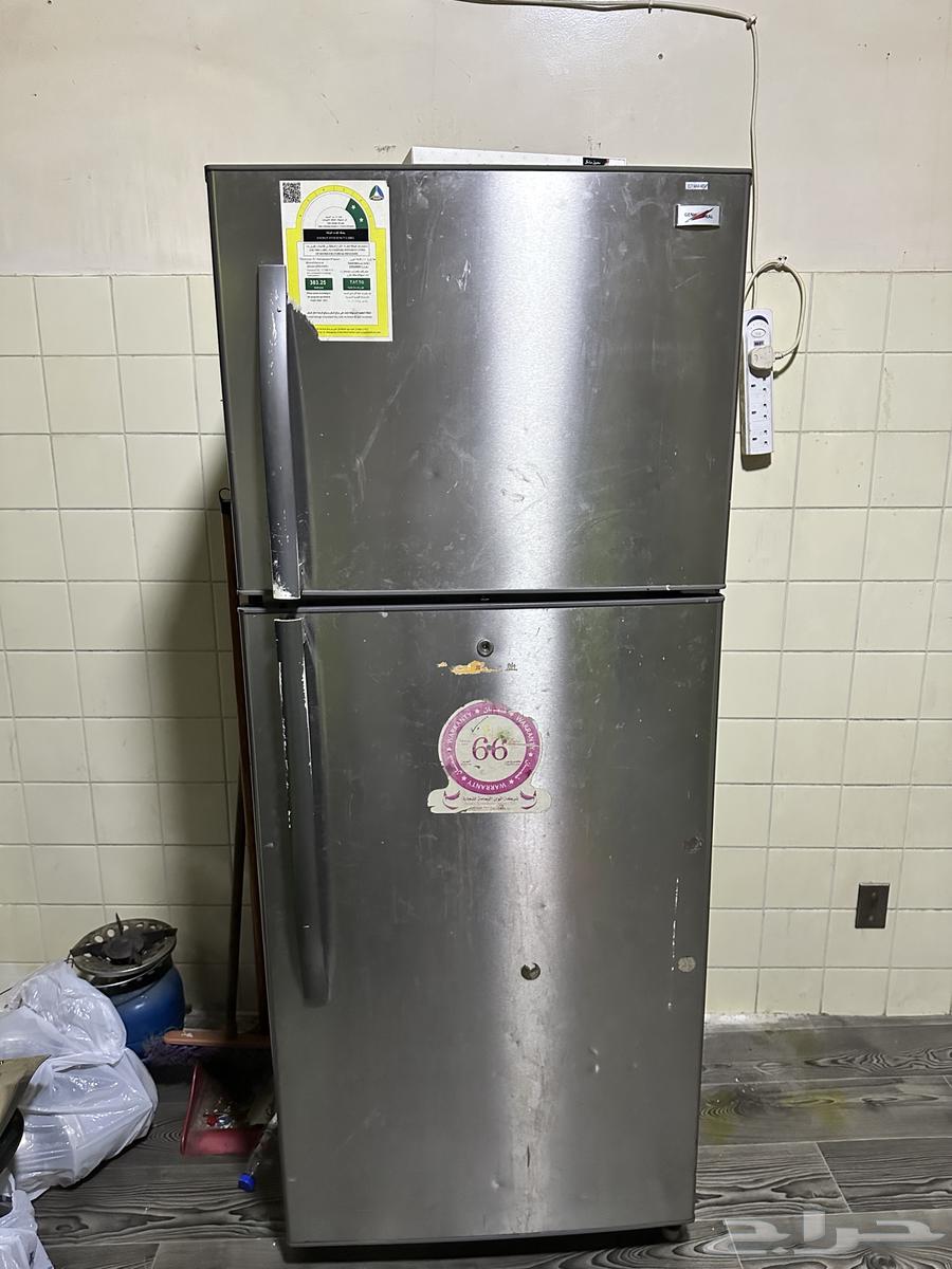 A new, clean refrigerator with no damage or defects, and it cools well63798299775874114