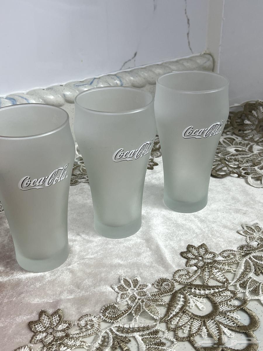 Coca-Cola company radio from the 90s and three stored icy glasses63789470990082113