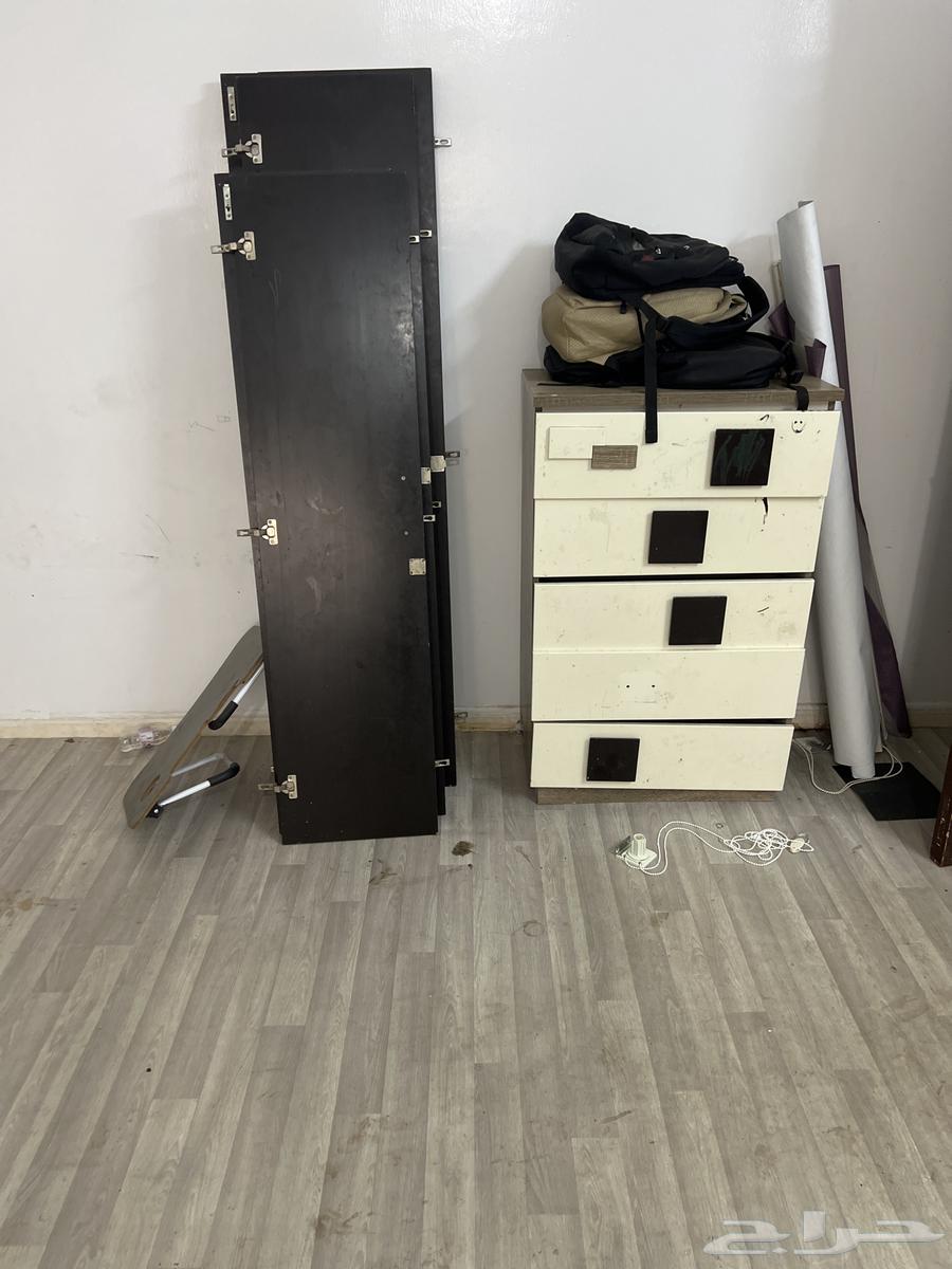للبيع اثاث غرفه نوم بدون كرسي كامله واثنين دولاب ملابس63797174877698112