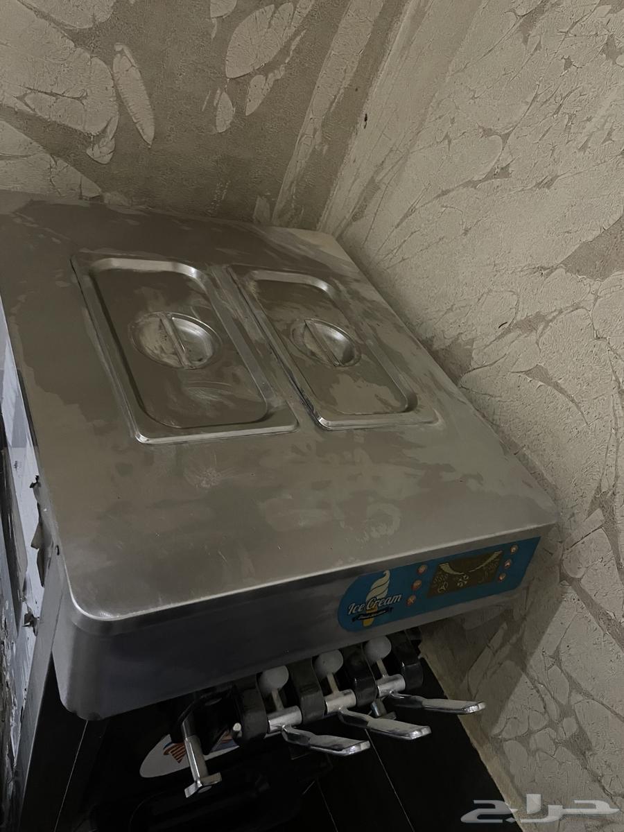 Medium ice cream machine with a base63798393066242111