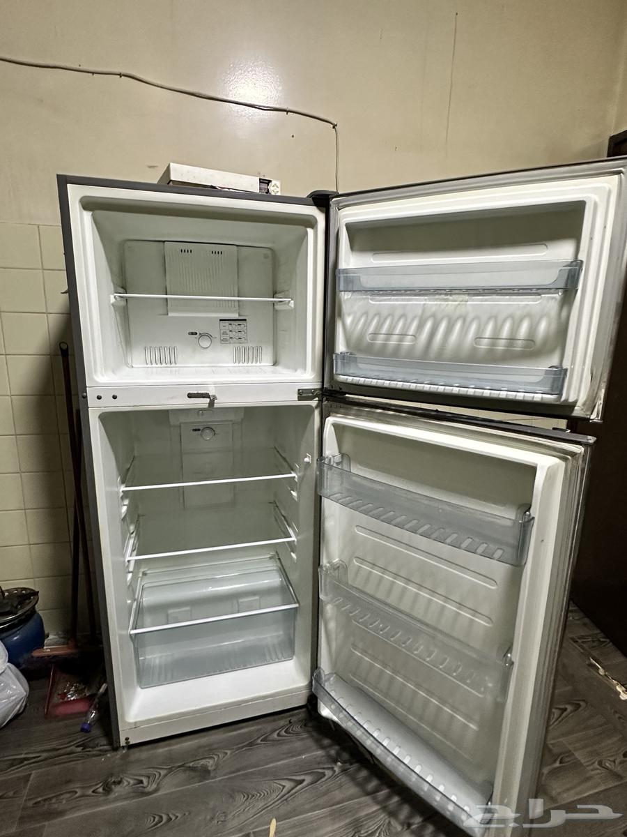 A new, clean refrigerator with no damage or defects, and it cools well63798299775874113