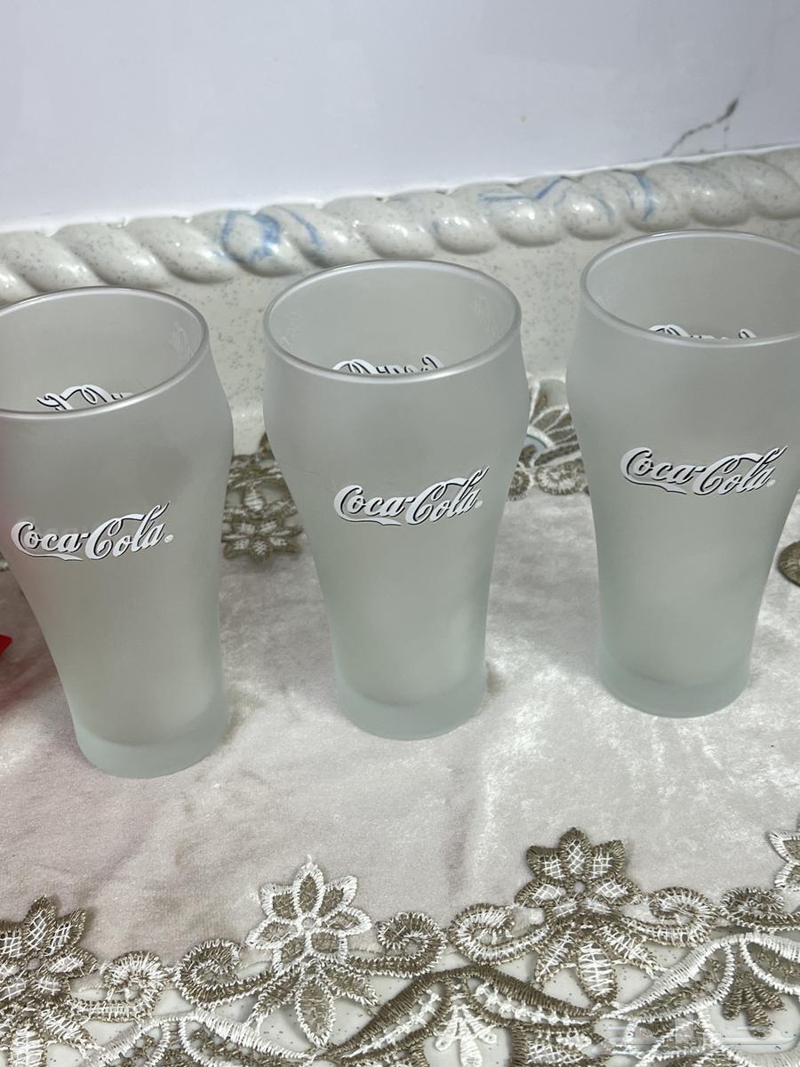 Coca-Cola company radio from the 90s and three stored icy glasses63789470990082112