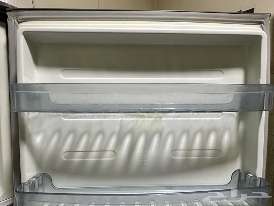 A new, clean refrigerator with no damage or defects, and it cools well63798299775874110
