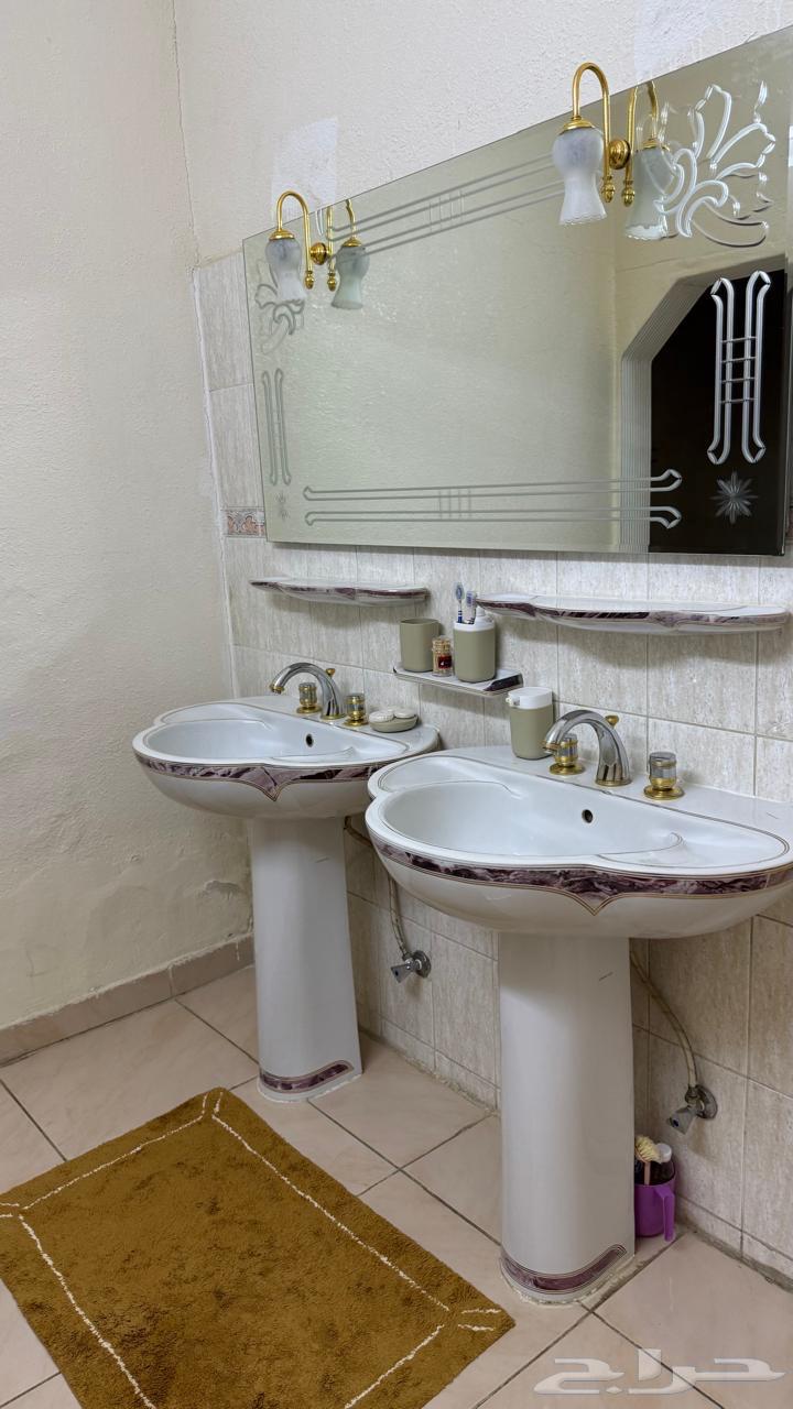 طقم حمام كامل من الخزف السعودي ( للبيع)63797676702339111