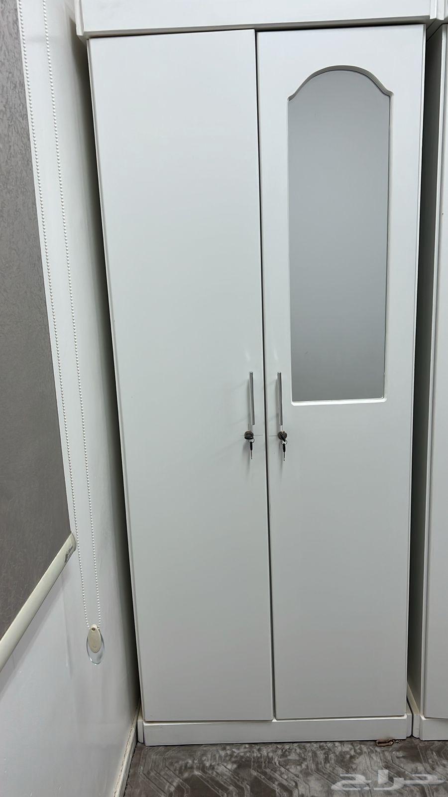 New and clean two-door cabinet, free of scratches, with its keys63789683921409114