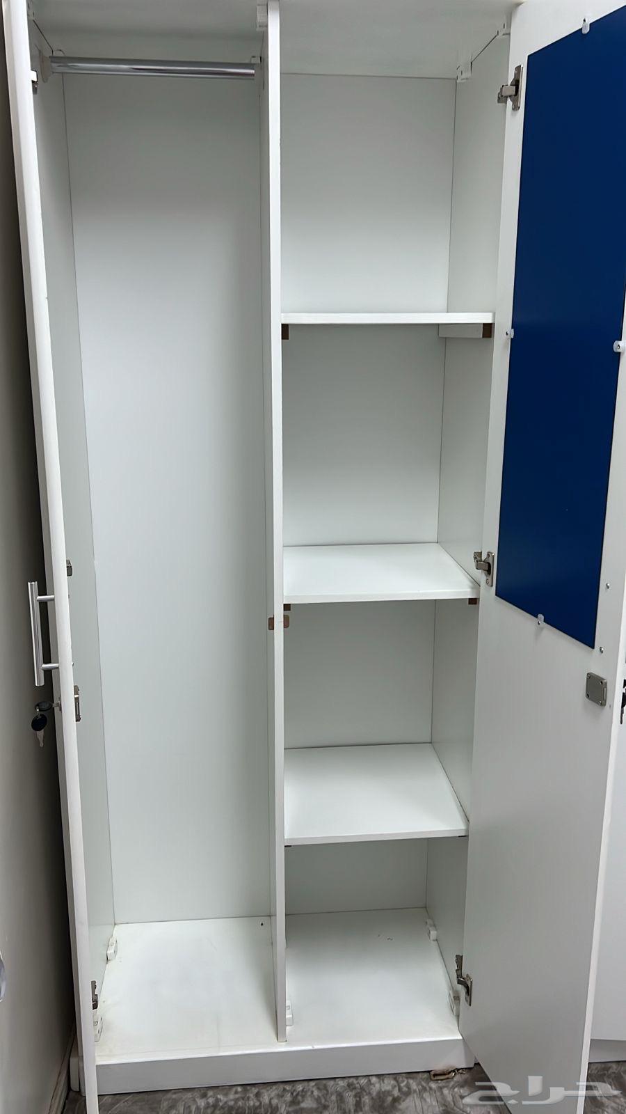 New and clean two-door cabinet, free of scratches, with its keys63789683921409111