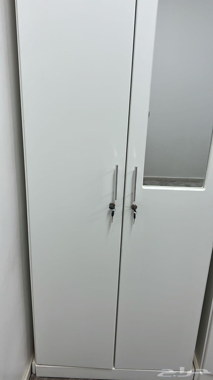 New and clean two-door cabinet, free of scratches, with its keys63789683921409113