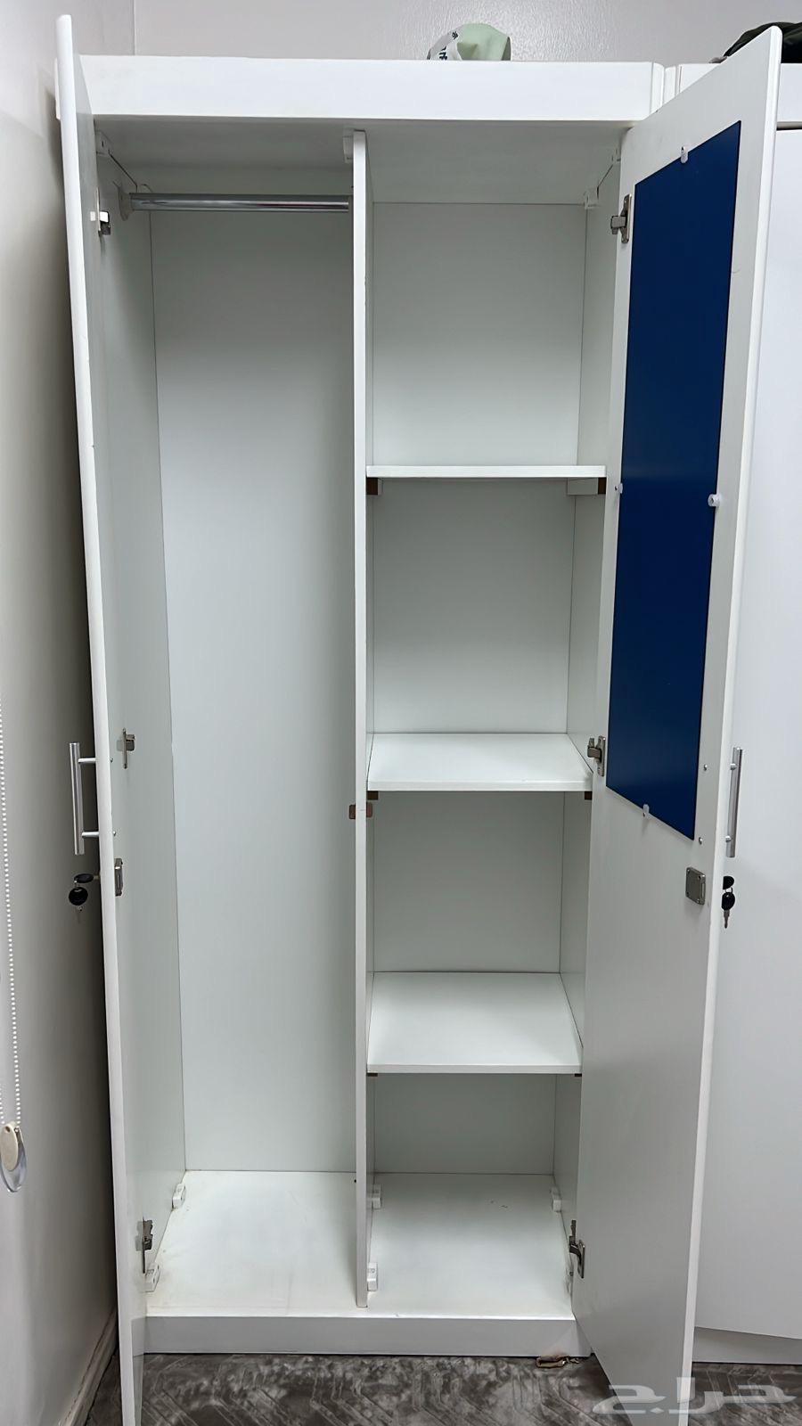 New and clean two-door cabinet, free of scratches, with its keys63789683921409110