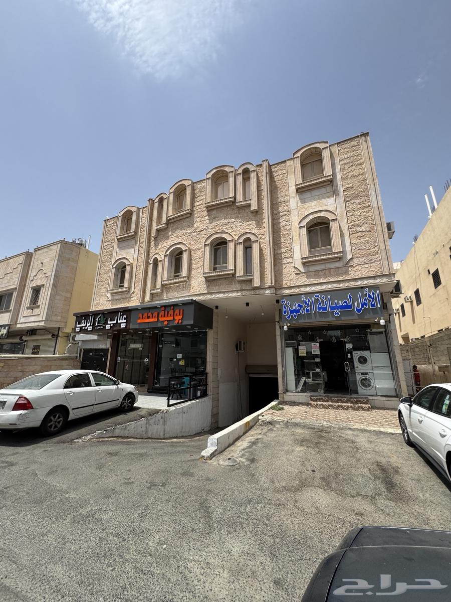Opportunity to sell commercial building with apartments and shops63612304173825111