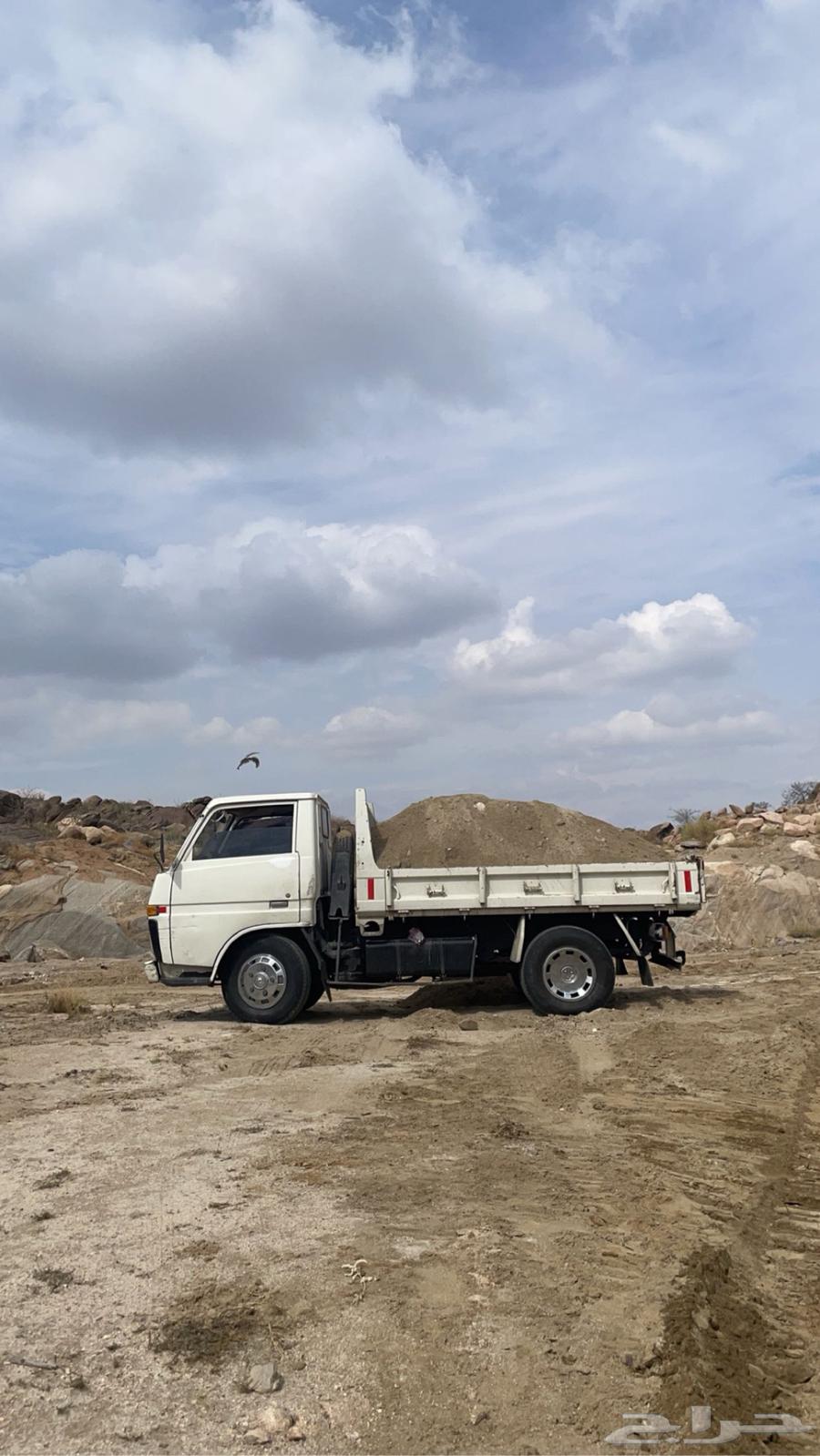 Daihatsu dump truck for transporting gravel63613672285827110