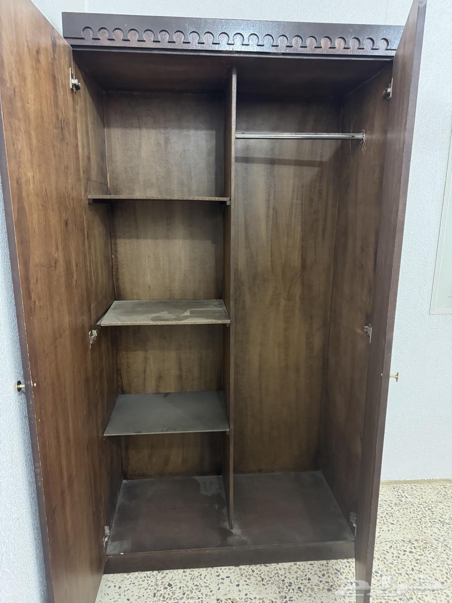 2 wardrobes and 4 wooden beds63870652203650113