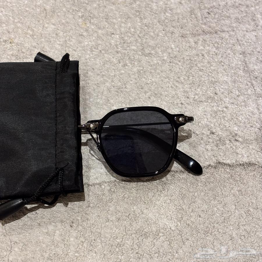 A distinctive pair of glasses63874562136834110