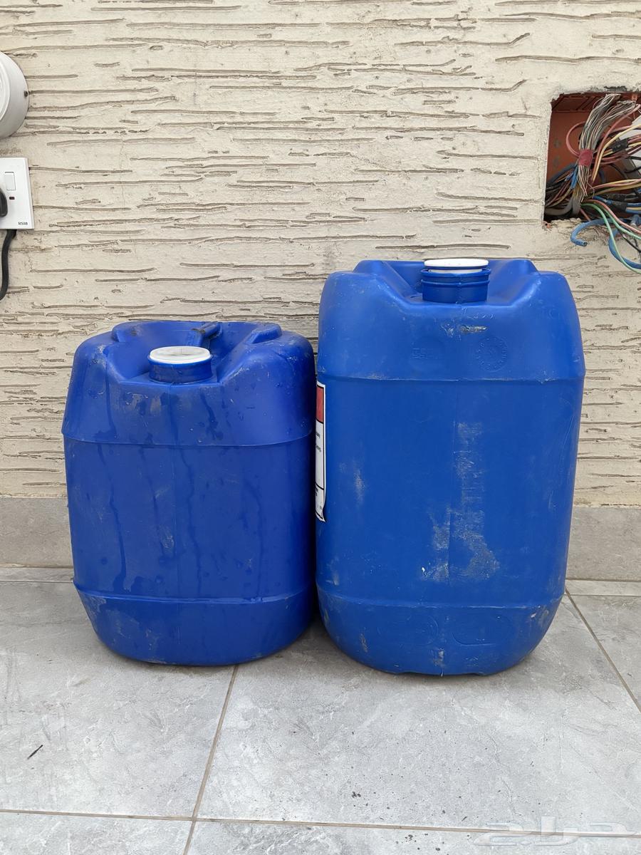 Plastic pigeon coop and two plastic bags63898415349889112