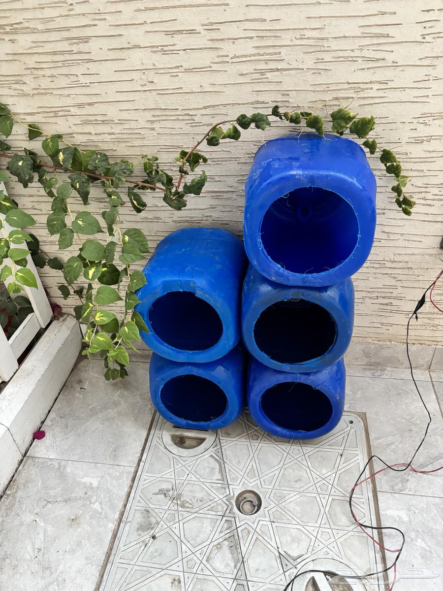 Plastic pigeon coop and two plastic bags63898415349889114