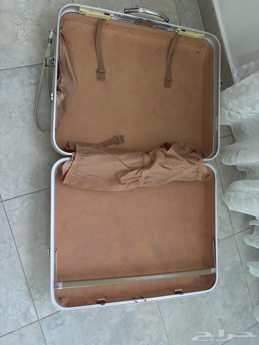 Old travel bags63932833995010112