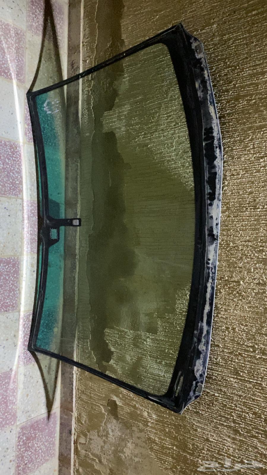 زجاج سياره لكزس فيه خدش بسيط64226905188353111