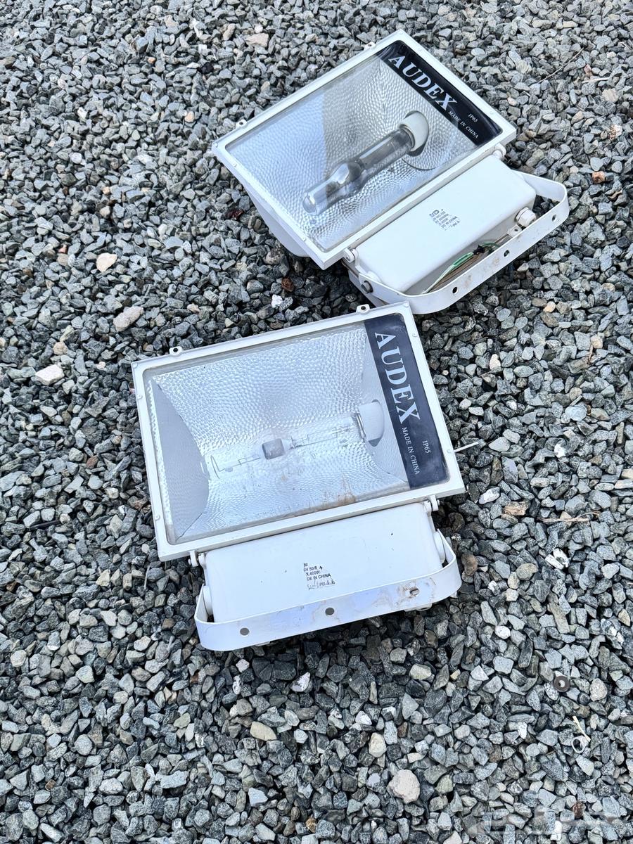 يوجد 4 كشافات للبيع64241699320067111