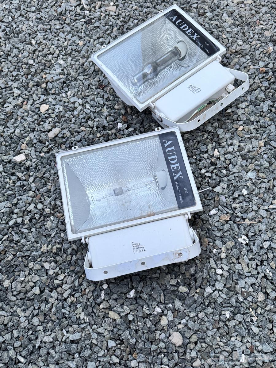 يوجد 4 كشافات للبيع64241699320067110