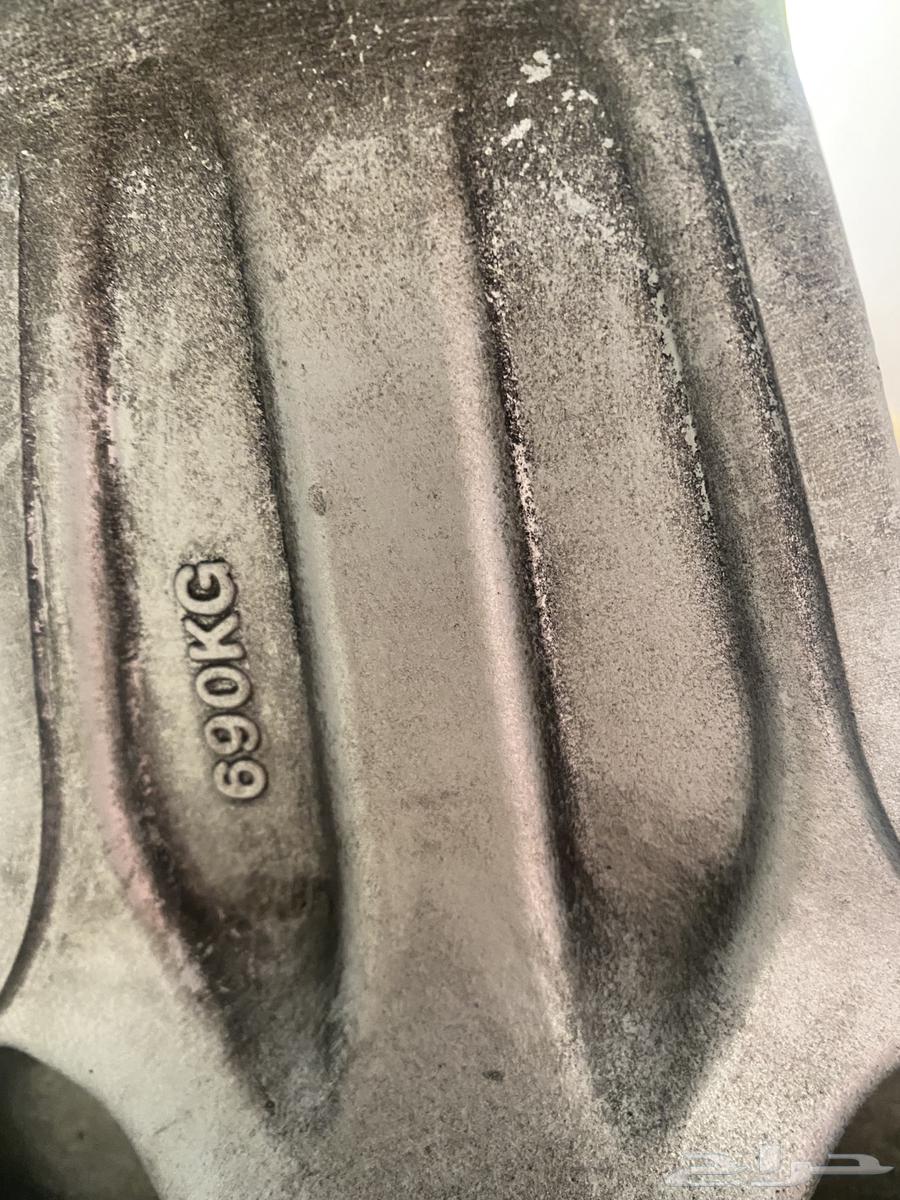 يوجد لديه جنوط وكفرات مرسيدس نظيفه تاريخ الكفرات 14 وفي ضل64246257268994114