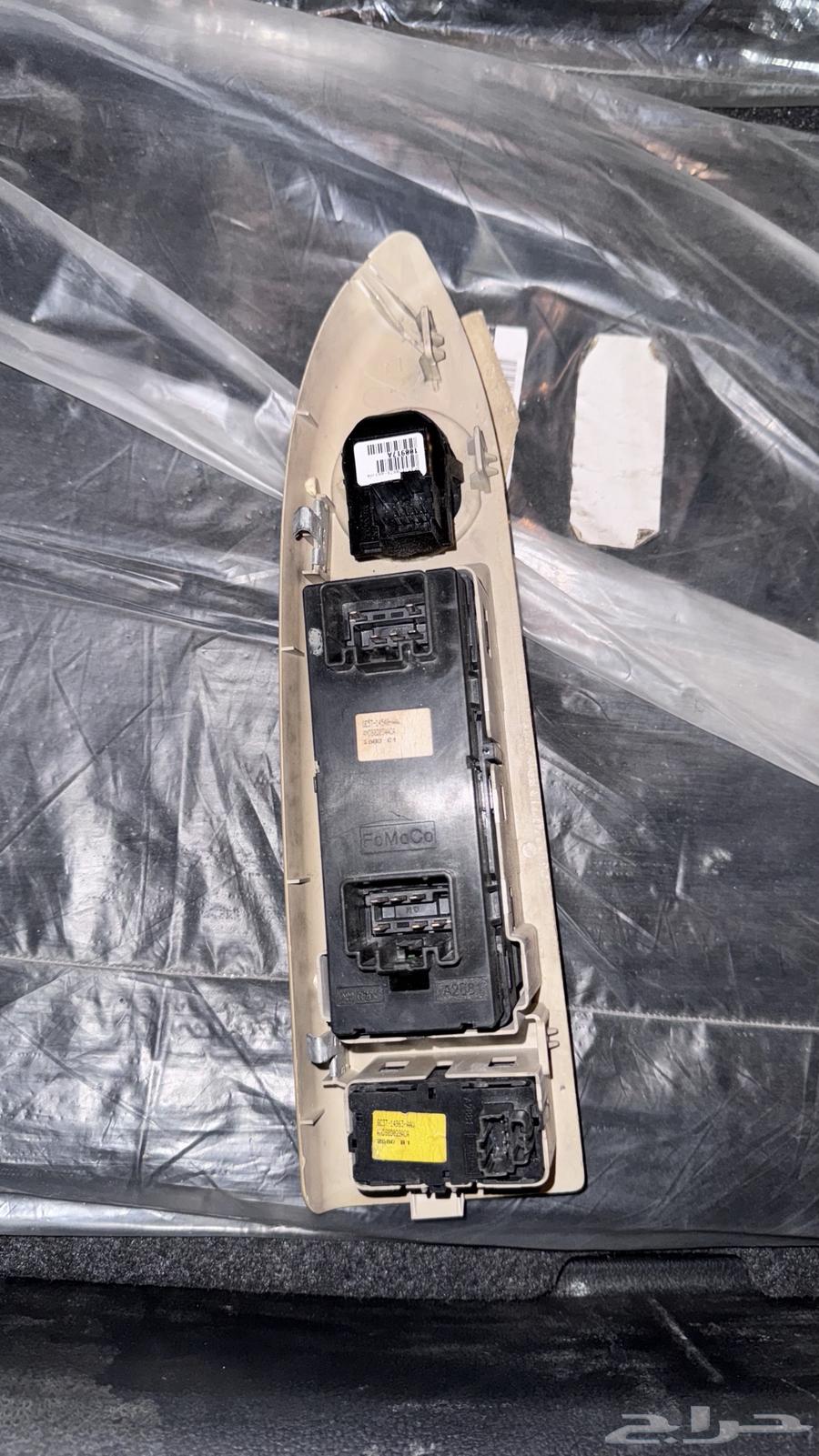 Ford 2011 radio with 2011 glass control buttons64292915522179114