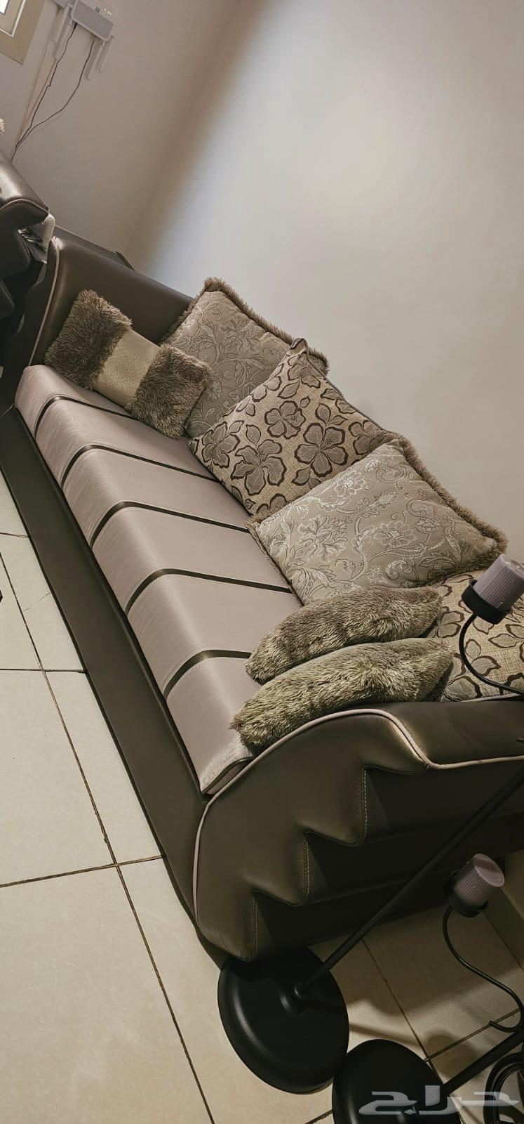 Three-piece sofa of excellent quality and very clean, used for hosting guests63708665687426112