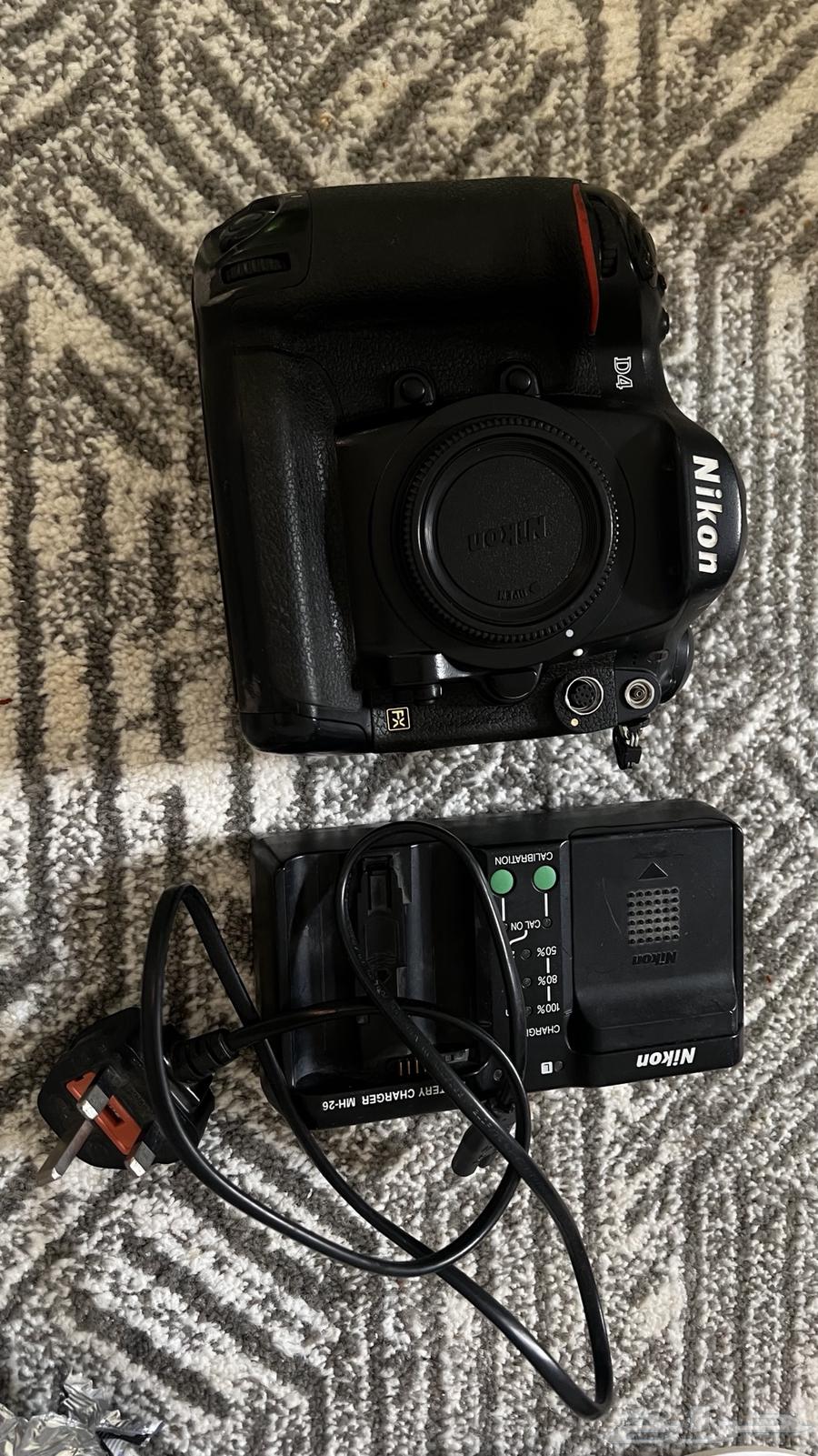 كاميرا نيكون D4 Nikon   4 عدسات من ضمنها 70-20064010994249729110