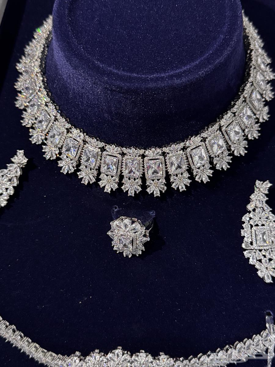 Luxurious, new, shiny, bought for 700 and never worn, currently priced at 40064033329824003110