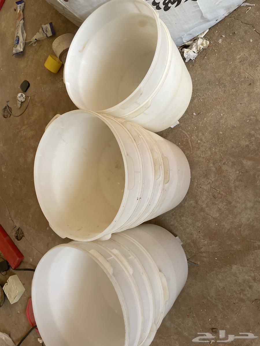 Plastic barrels and watering cans64034420933889111