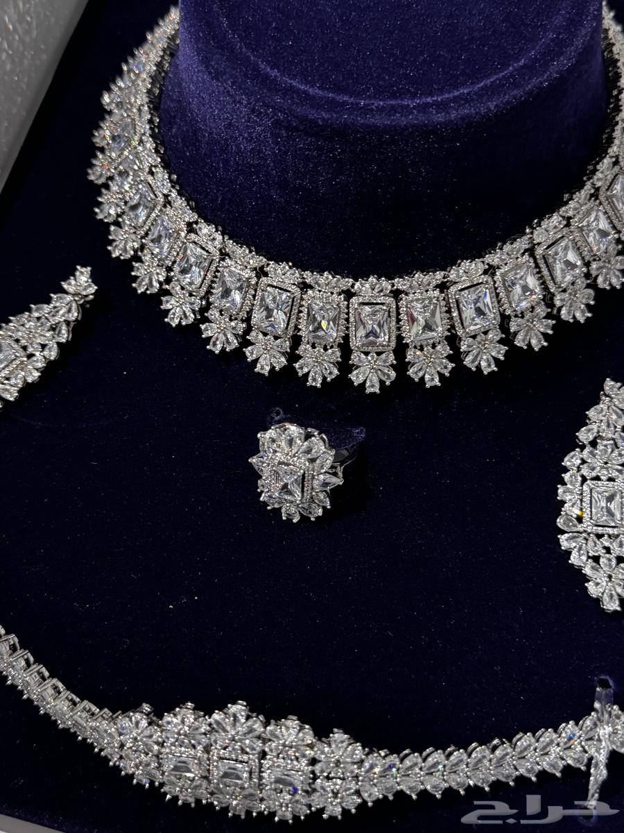 Luxurious, new, shiny, bought for 700 and never worn, currently priced at 40064033329824003111