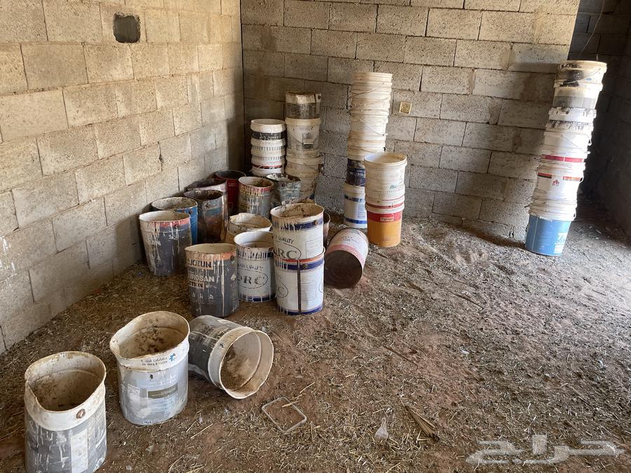 Plastic barrels and watering cans64034420933889110