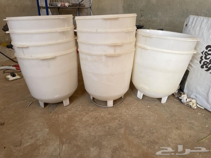 Plastic barrels and watering cans64034420933889112
