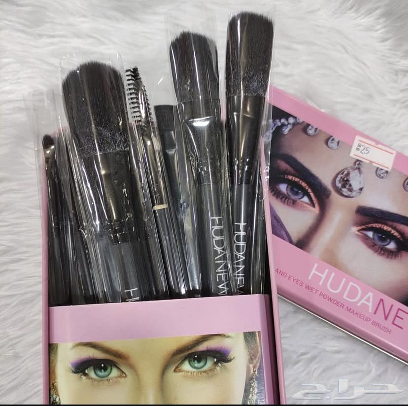 Makeup brushes for 20 SAR, available in quantities, hair wigs, and oil boxes64040341843842114