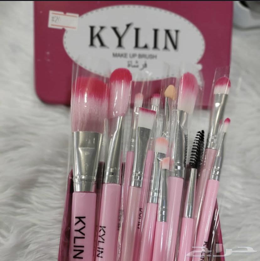 Makeup brushes for 20 SAR, available in quantities, hair wigs, and oil boxes64040341843842113