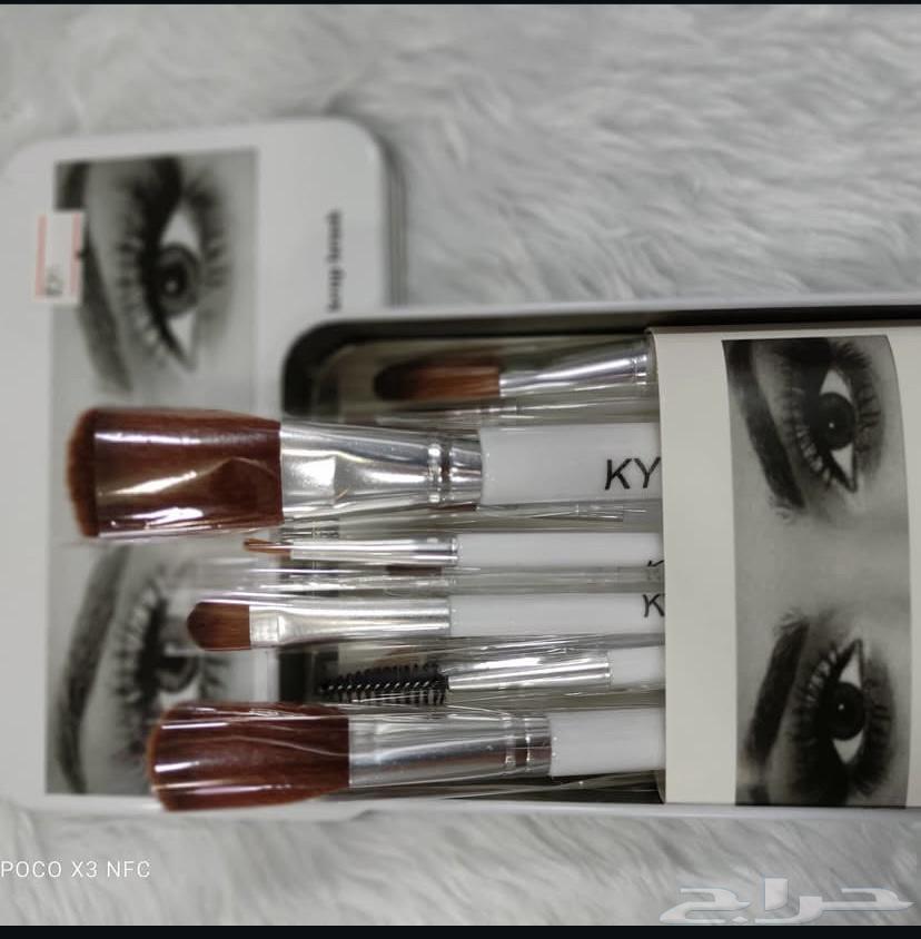 Makeup brushes for 20 SAR, available in quantities, hair wigs, and oil boxes64040341843842111
