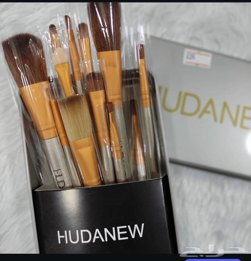 Makeup brushes for 20 SAR, available in quantities, hair wigs, and oil boxes64040341843842110