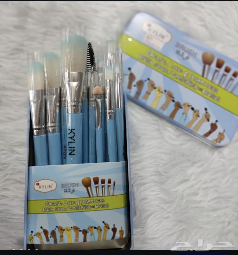 Makeup brushes for 20 SAR, available in quantities, hair wigs, and oil boxes64040341843842112